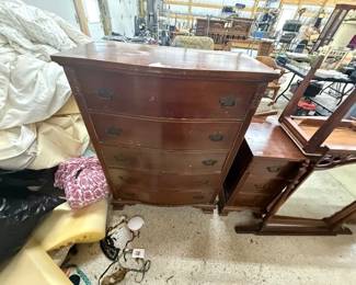 MAHOGANY CHEST OF DRAWERS