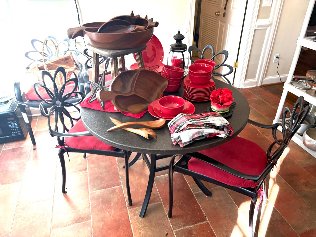 Fabulous Gensun lotus cast aluminum table with 6 chairs