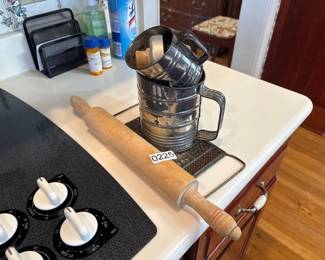 ROLLER, METAL CHEESE GRATER, 2 FLOUR SIFTERS
