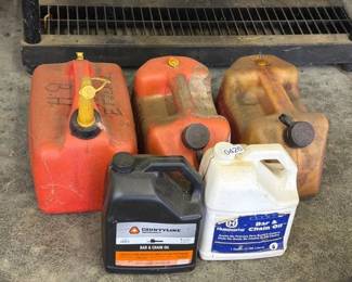 LOT OF GAS CANS AND BAR CHAIN OIL