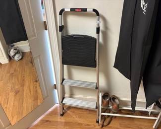 RUBBERMAID STEP LADDER