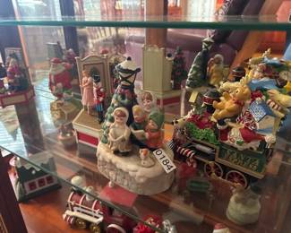 5 CHRISTMAS FIGURINES