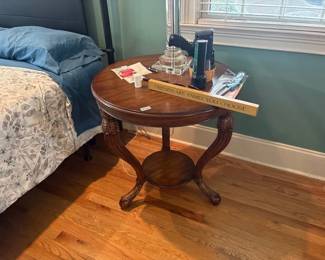 SMALL ROUND SIDE TABLE
