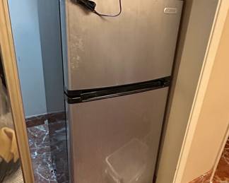 Vissani Compact Refrigerator