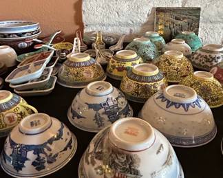 Assorted Chinese Porcelain Tea Cups and Bowls third image