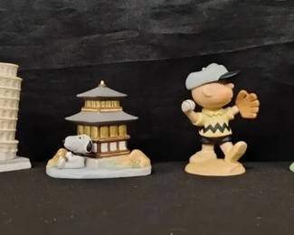 SH146Charlie Brown  Snoopy Figurine