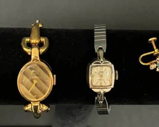 SH557Watches  A Pair of Earrings