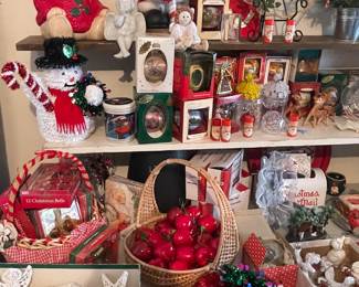 VINTAGE CROCHETED CHRISTMAS ORNAMENTS & OTHER CHRISTMAS DECOR