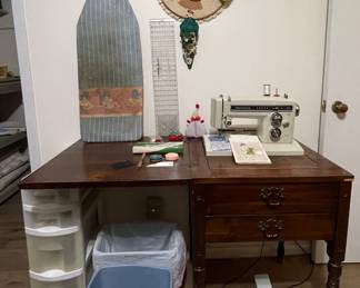 SEWING MACHINE IN CABINET