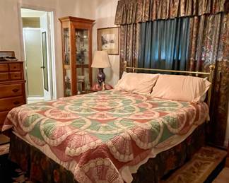 AREA RUG, QUEEN BED, MATTRESS, AND BEDDING