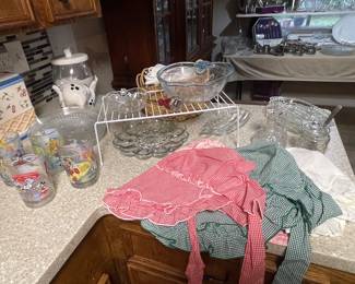 VINTAGE BONNETS, COLLECTIBLE GLASSES