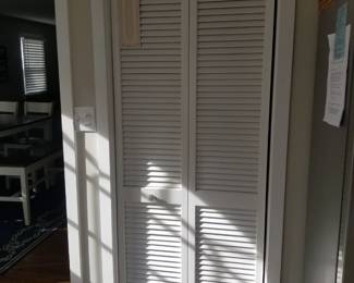 Louvered bifold door