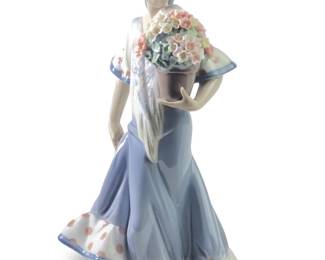 Vintage Lladro Flor Maria W/Flowers Porcelain
