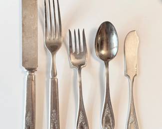 51 1847RogersBrosOldColonySilverplatedFlatware