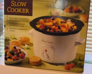 2.5-Quart White Round Slow Cooker with Adjustable Temp Control
