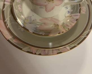 Mokasa Floral Porcelain 20 Piece Dining Set