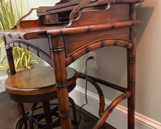 Fine entry desk. Mini roll top