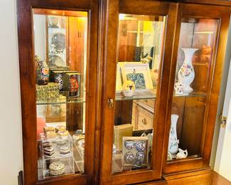 Pulaski Furniture Co. Illuminated Cabinet with Glass Shelves and Mirror Back, 30"W x 9"D x 29.25"D.