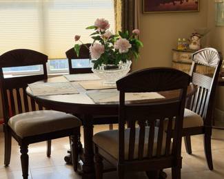 Large dining table. 4 chairs and one leaf