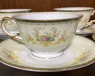 82pc MEITO FINE CHINA SET FROM JAPAN BEAUTIFUL FLORAL PATTERN WITH ENHANCED GOLD TRIM. MADE BY NAGOYA SEITO SHO IN JAPAN. NO SHIPPING, PICKUP ONLY