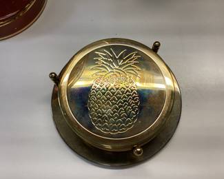 VINTAGE AMBER CANDY DISH WITH GOLD GILT, GOLD TONE PINEAPPLE COASTERS, GERMAN KUNDO BATTERY POWERED QUARTZ CLOCK, DABS OIL LAMP AND BRASS FOOTED PILLAR CANDLE HOLDER