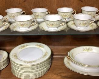 82pc MEITO FINE CHINA SET FROM JAPAN BEAUTIFUL FLORAL PATTERN WITH ENHANCED GOLD TRIM. MADE BY NAGOYA SEITO SHO IN JAPAN. NO SHIPPING, PICKUP ONLY