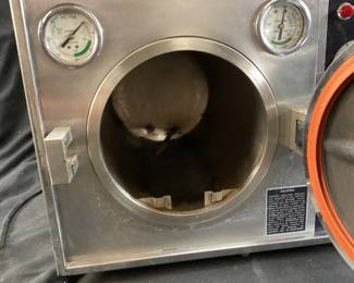 VTG. PELTON AND CRANE OMNI-CLAVE OCM STEAM PRESSURE STERILIZER USED IN VARIOUS BUSINESSES FOR STERILIZING EQUIPMENT. MEDICAL, LABS, VETERINARY, NAIL SALONS AND TATTOO PARLORS. POWERS ON.