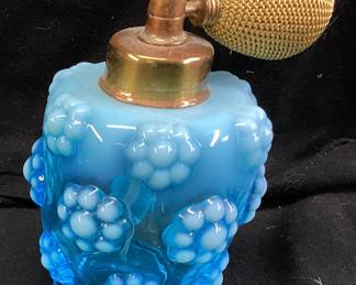 1930s FENTON BLUE OPALESCENT DeVILBISS PERFUME ATOMIZER IN GOOD CONDITION, MESH BULB IN GOOD CONDITION