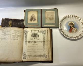 ANTIQUE LEATHER HOLY BIBLE FROM 1880 FROM THE KEARNS FAMILY, PHOTOGRAPH BOOK AND COLLECTIBLES GOLD TRIM JESUS PLATE