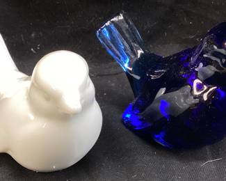 (2) FENTON WHITE & COBALT BLUE GLASS BIRD FIGURINES PAPER WEIGHT DECOR