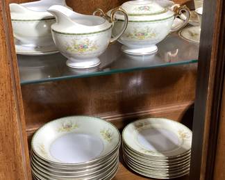 82pc MEITO FINE CHINA SET FROM JAPAN BEAUTIFUL FLORAL PATTERN WITH ENHANCED GOLD TRIM. MADE BY NAGOYA SEITO SHO IN JAPAN. NO SHIPPING, PICKUP ONLY