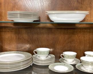  49pc ROYAL DOULTON ENGLISH RENAISSANCE SERIES FEATURES DETAILED GOLD SCROLLWORK AND TRIM FINE CHINA MADE IN ENGLAND. NO SHIPPING, PICKUP ONLY