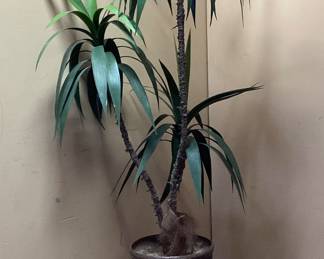 ARTIFICIAL 5.5 FOOT YUCCA PLANT WITH DECORATIVE GOLD TONE PLANT STAND