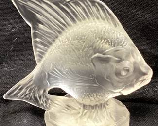 1979 FENTON FROSTED GLASS ANGEL FISH FIGURINE, 2in H
