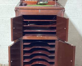 ANTIQUE VICTROLA VV-XIA PHONOGRAPH DOES FUNCTION BUT RECORD INCLUDED IS INCORRECT FOR USE AND PERIOD. NO SHIPPING, PICKUP ONLY