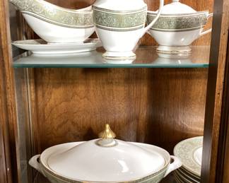  49pc ROYAL DOULTON ENGLISH RENAISSANCE SERIES FEATURES DETAILED GOLD SCROLLWORK AND TRIM FINE CHINA MADE IN ENGLAND. NO SHIPPING, PICKUP ONLY