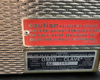VTG. PELTON AND CRANE OMNI-CLAVE OCM STEAM PRESSURE STERILIZER USED IN VARIOUS BUSINESSES FOR STERILIZING EQUIPMENT. MEDICAL, LABS, VETERINARY, NAIL SALONS AND TATTOO PARLORS. POWERS ON.