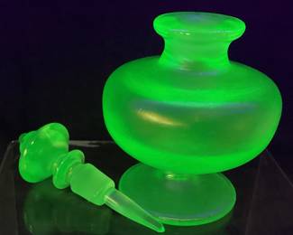 VTG. 5in FENTON FROSTED SATIN GREEN URANIUM GLASS PERFUME BOTTLE