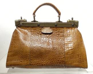 VTG. AMELIA BERKO ITALIAN LEATHER HANDBAG THIS LOT FEATURES A FINE VINTAGE ITALIAN ALLIGATOR PRINT ON LEATHER WITH CLASSIC BRONZE COLOR HARDWARE