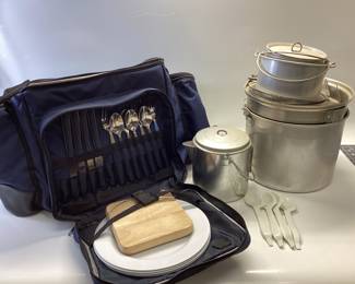 12 PIECE CAMPING COOKWARE AND COOLER WITH 4 P PLATE SETTINGS