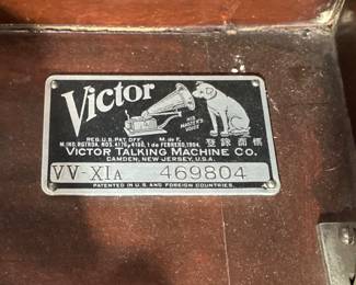 ANTIQUE VICTROLA VV-XIA PHONOGRAPH DOES FUNCTION BUT RECORD INCLUDED IS INCORRECT FOR USE AND PERIOD. NO SHIPPING, PICKUP ONLY