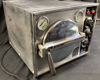 VTG. PELTON AND CRANE OMNI-CLAVE OCM STEAM PRESSURE STERILIZER USED IN VARIOUS BUSINESSES FOR STERILIZING EQUIPMENT. MEDICAL, LABS, VETERINARY, NAIL SALONS AND TATTOO PARLORS. POWERS ON.