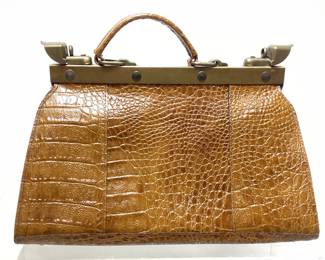 VTG. AMELIA BERKO ITALIAN LEATHER HANDBAG THIS LOT FEATURES A FINE VINTAGE ITALIAN ALLIGATOR PRINT ON LEATHER WITH CLASSIC BRONZE COLOR HARDWARE