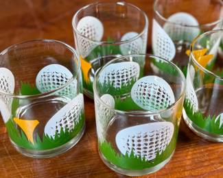 This lot features a set of eight (8) vintage “on the rocks” golf-themed glasses by Libbey. All eight come in very good condition.

