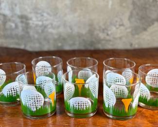 This lot features a set of eight (8) vintage “on the rocks” golf-themed glasses by Libbey. All eight come in very good condition.

