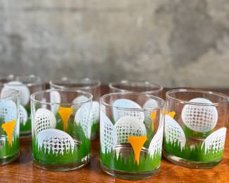 This lot features a set of eight (8) vintage “on the rocks” golf-themed glasses by Libbey. All eight come in very good condition.

