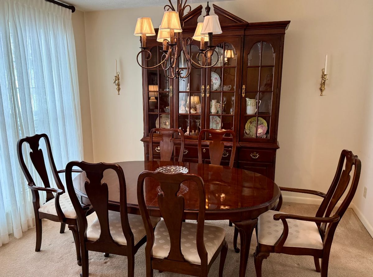 Drexel Heritage Queen Anne Style Cherry Wood Dining Set 