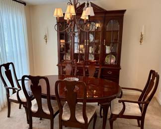 Drexel Heritage Queen Anne Style Cherry Wood Dining Set