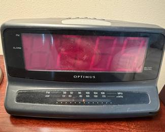 Optimus CR-315 AM/FM Clock Radio