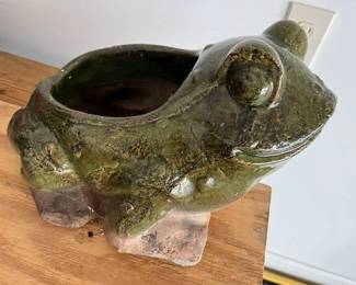 105 Lees Pottery Stone XL Frog Planter
